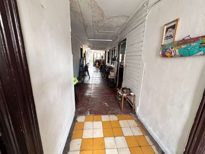 Amplio terreno con casa en Juana Quinel