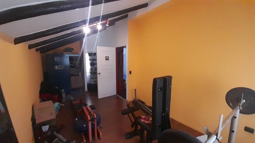 OPORTUNIDADPARA INVERTIR EN LUMINOSA CASA EN LA CISTERNA