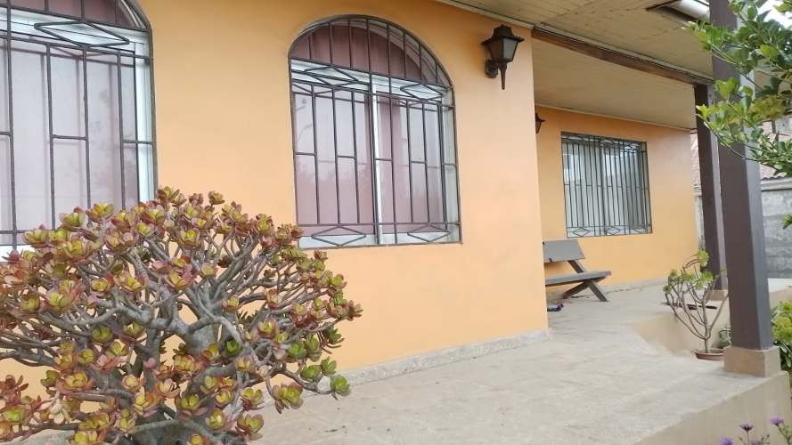 CASA AISLADA, ILOCA, LADO CERRO.