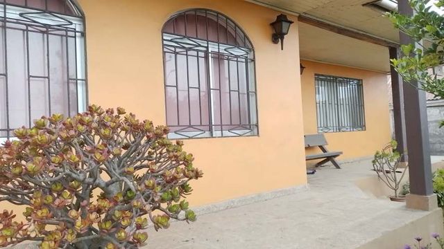 CASA AISLADA, ILOCA, LADO CERRO.