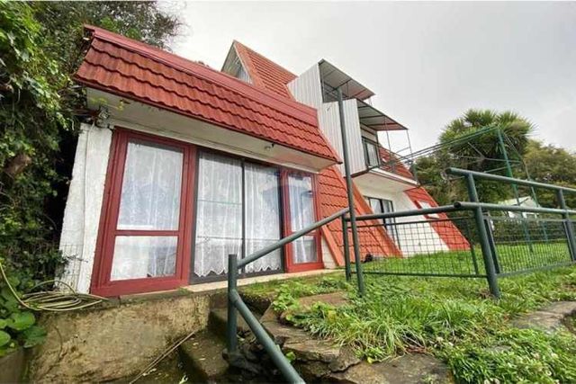 Vendo casa en niebla con vista al mar