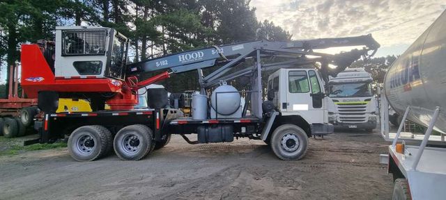CAMION FORD VARGO Y GRUA FORESTAL HOOD AÑO 2016