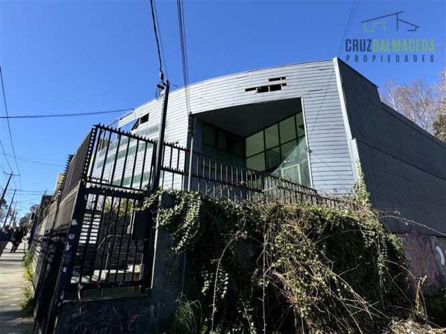 LOCAL COMERCIAL Egaña, cercana a Mall Paseo Costanera