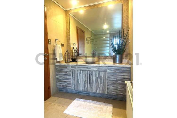 Se vende casa tipo sureño a orilla Laguna Aculeo