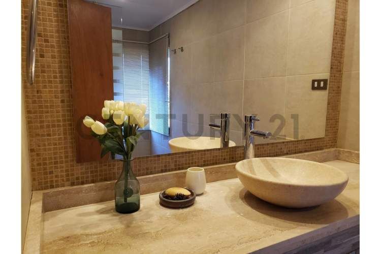 Se vende casa tipo sureño a orilla Laguna Aculeo