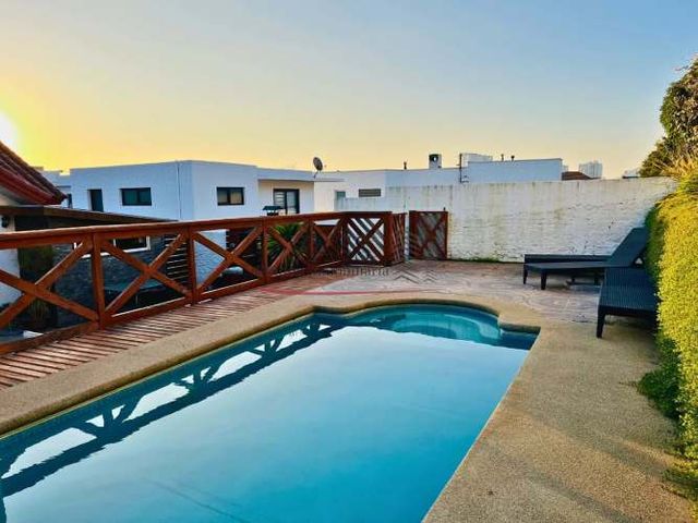 VASS vende casa 4D 3B con piscina en Bosques de Montemar, Concón