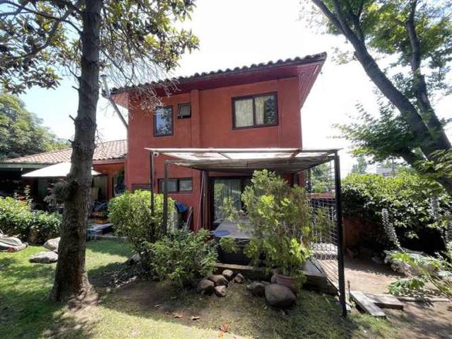 CASA cercano a centros deportivos, universidades, colegios y clinicas.