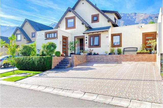 Hermosa y familiar  casa condominio 4d/3b