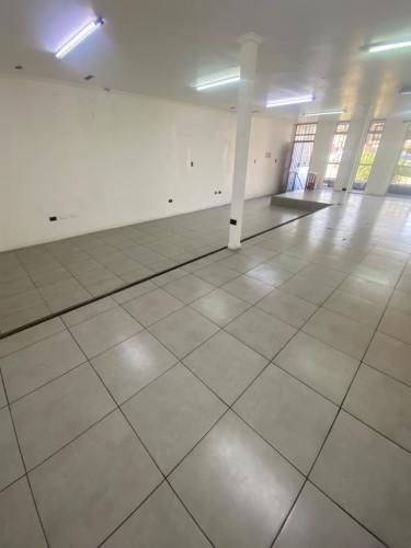 Amplia oficina. Planta libre más privados,frente Jumbo norte