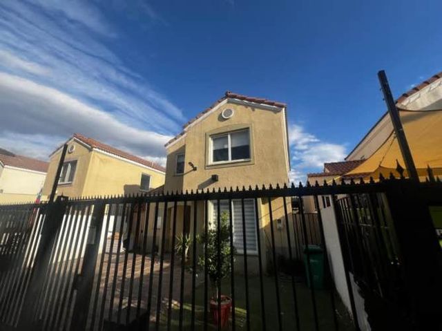 HERMOSA CASA AISLADA EN LAGUNA DE CONDORES NOS