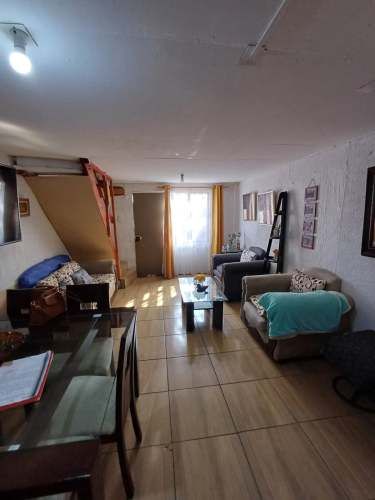 SE VENDE BONITA CASA DE DOS PISOS.