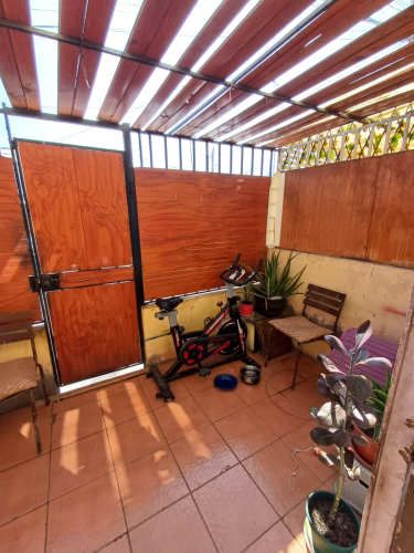 SE VENDE BONITA CASA DE DOS PISOS.