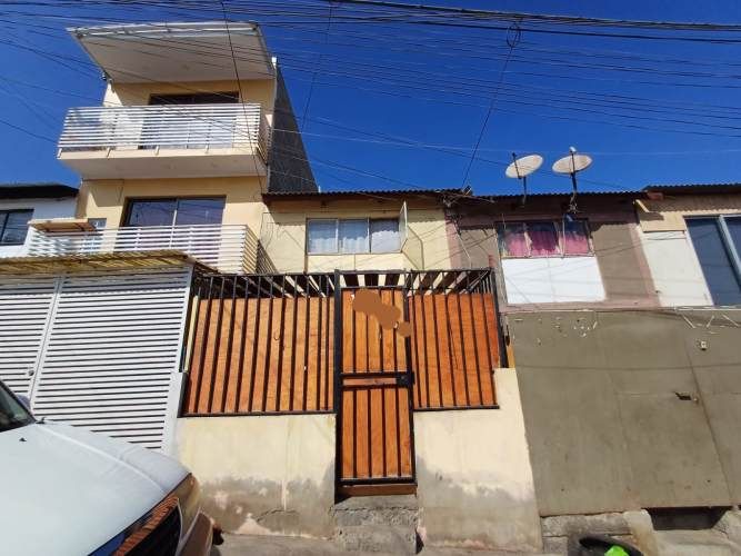 SE VENDE BONITA CASA DE DOS PISOS.