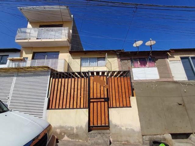 SE VENDE BONITA CASA DE DOS PISOS.