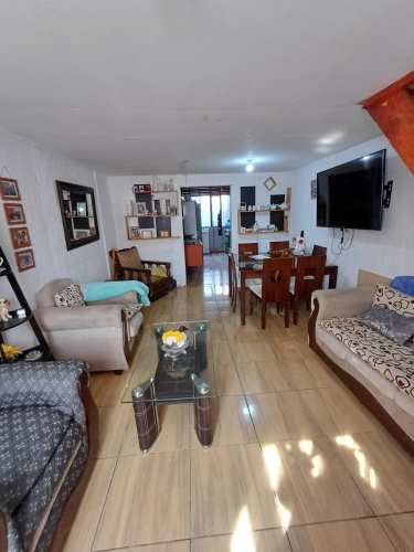 SE VENDE BONITA CASA DE DOS PISOS.