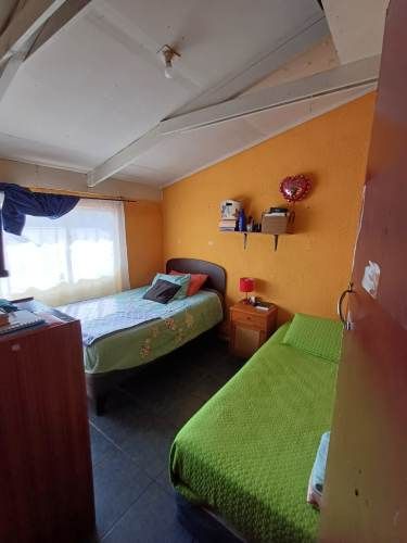 SE VENDE BONITA CASA DE DOS PISOS.