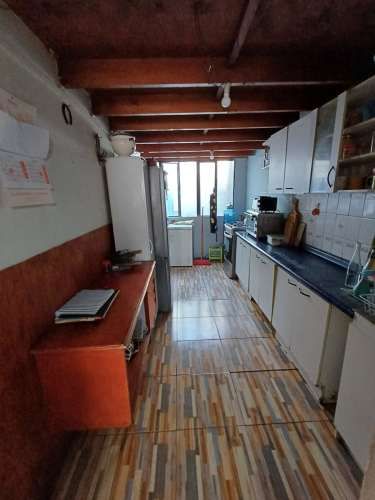 SE VENDE BONITA CASA DE DOS PISOS.