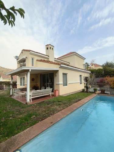 Hermosa y amplia casa en condominio