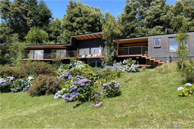 Casa de lujo con acceso playa del lago calafquén.