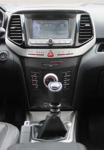 MAHINDRA XUV 300 LUXURY 1.2 MT