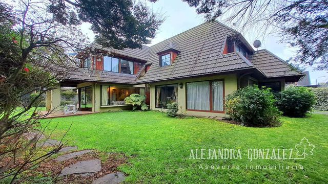 Venta Casa 6D/6B, Cond. Jardín las Quemas. (111498)