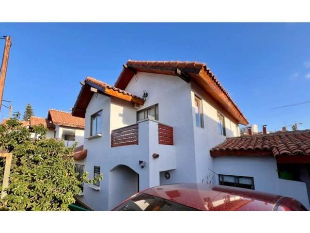  Casa Amplia y Funcional en Sector Residencial Altos de Viña