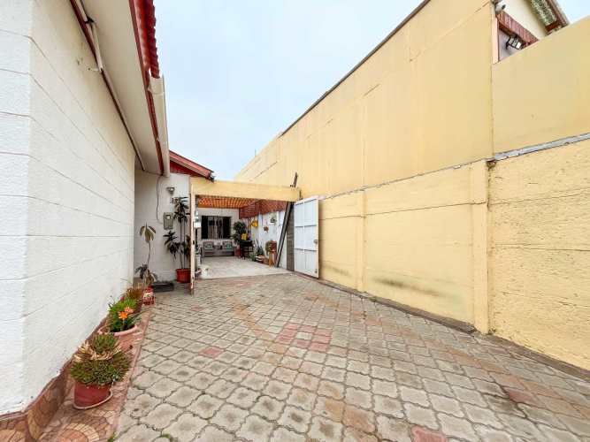 Casa en Venta a Pasos de Avenida Juan Cisternas, La Serena.