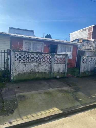Casa y cabaña en población Libertad de la ciudad de Valdivia.
