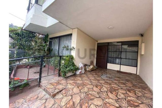 Céntrica casa en sector residencial Chorrillos.