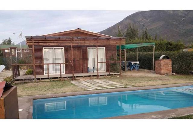 Linda Parcela con 4 cabañas 2 piscinas en Olmué