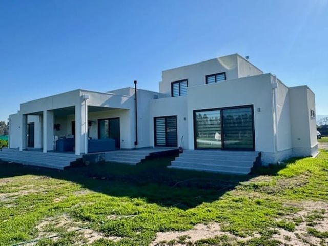 MODERNA CASA EN PARCELA EN  CONDOMINIO LA MARTINA