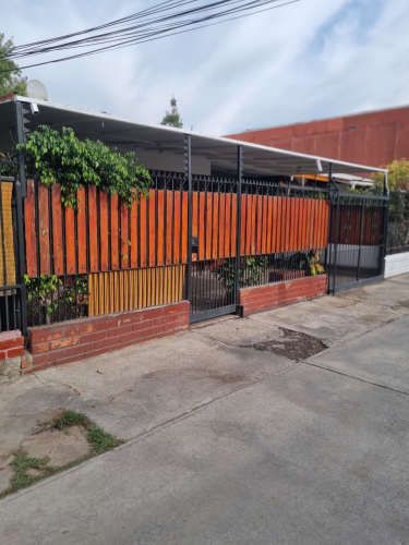 SE VENDE CASA CON AMPLIO ESTACIONAMIENTO EN LA FLORIDA