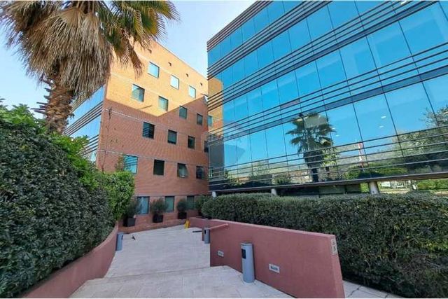 Espectacular oficina con 17 estacionamientos.