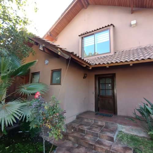 CASA CON PISCINA EN EXCLUSIVO CONDOMINIO PEÑALOLEN