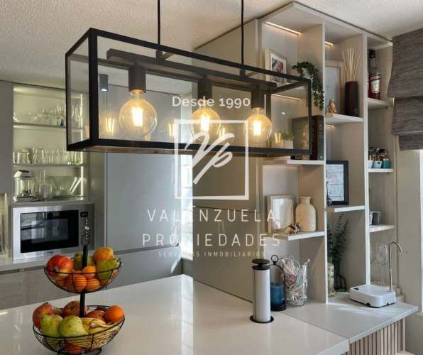 Moderno y Renovado con 3 dormitorios y 2 baños. Condominio Alta Vista