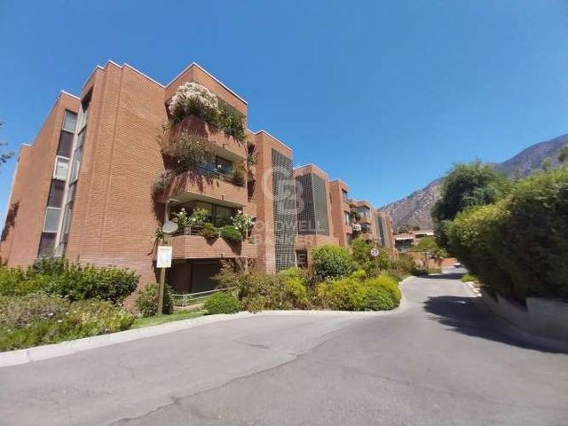 Departamento en Santa María Manquehue con jardín privado