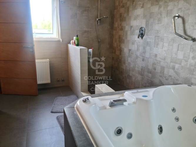 Luminosa Casa en Condominio con Jacuzzi y Quincho