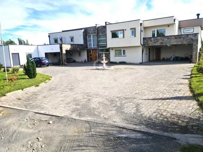 Luminosa Casa en Condominio con Jacuzzi y Quincho