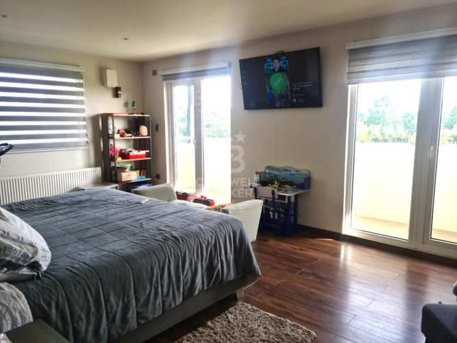 Luminosa Casa en Condominio con Jacuzzi y Quincho