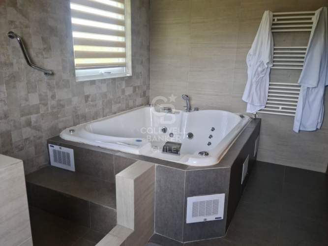 Luminosa Casa en Condominio con Jacuzzi y Quincho