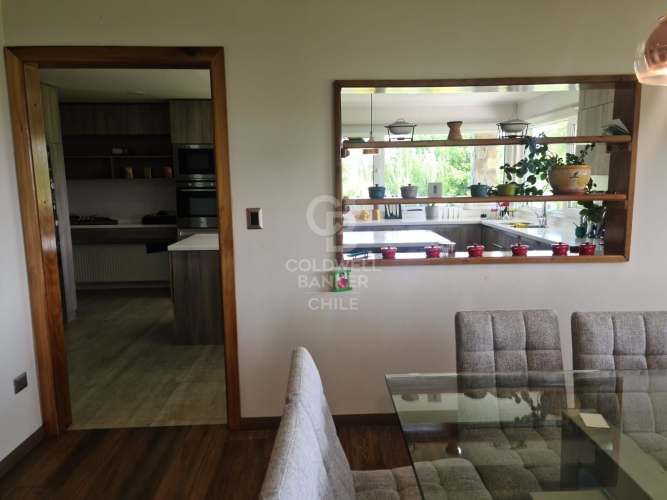 Luminosa Casa en Condominio con Jacuzzi y Quincho