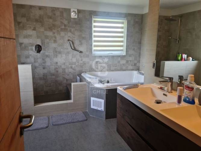 Luminosa Casa en Condominio con Jacuzzi y Quincho