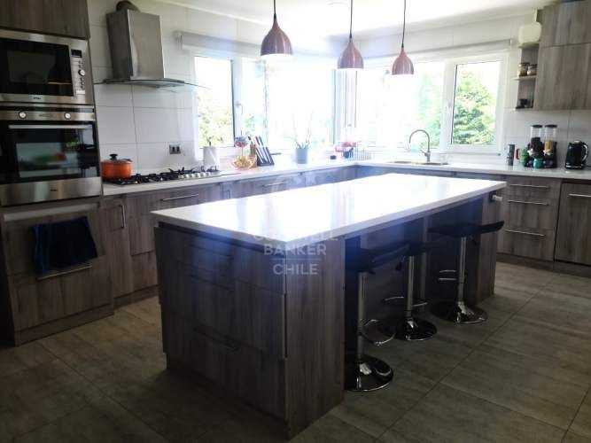 Luminosa Casa en Condominio con Jacuzzi y Quincho