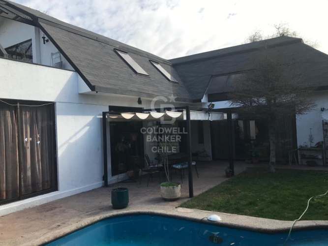 Casa esquina Moderna y con buena arquitectura