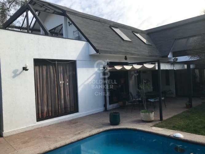 Casa esquina Moderna y con buena arquitectura