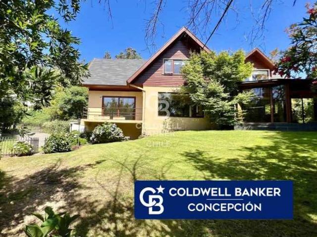 Gran casa con amplio jardín en Condominio Fuente de Piedra