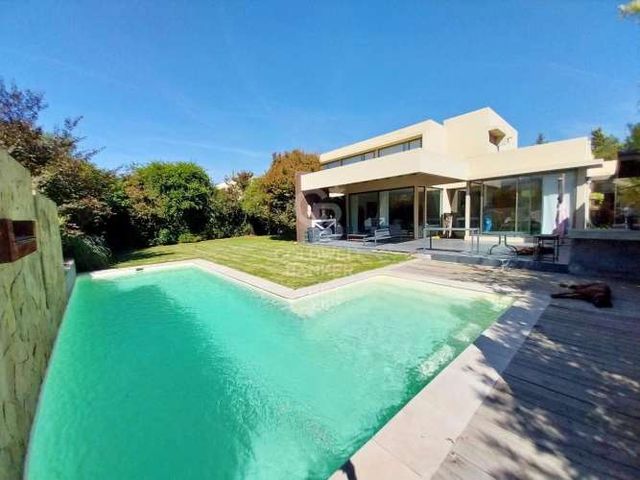 Amplia casa mediterránea condominio Los Bravos