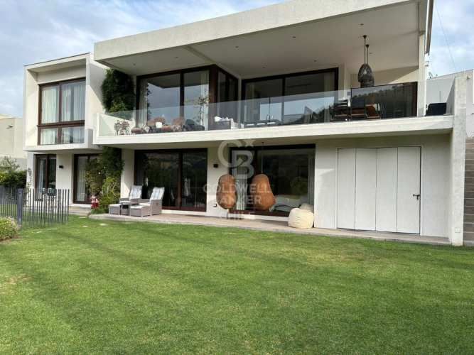 Arquitectura Moderna y Vista Imponente en La Dehesa