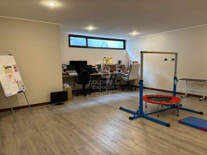 Arquitectura Moderna y Vista Imponente en La Dehesa