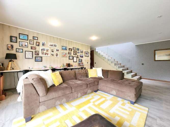 Arquitectura Moderna y Vista Imponente en La Dehesa